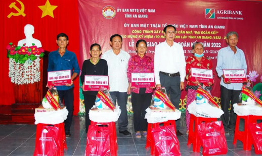 Bàn giao nhà Đại đoàn kết từ nguồn Agribank An Giang tài trợ cho hộ nghèo huyện Châu Phú