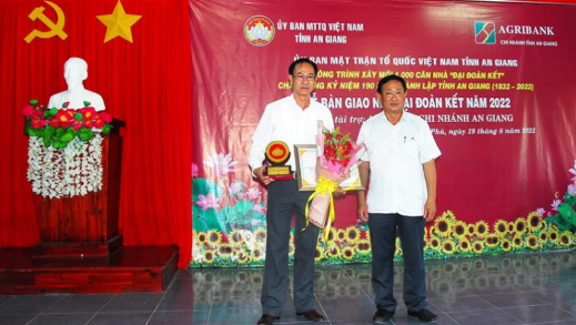 Bàn giao nhà Đại đoàn kết từ nguồn Agribank An Giang tài trợ cho hộ nghèo huyện Châu Phú