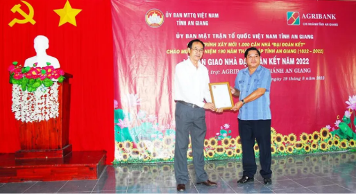 Bàn giao nhà Đại đoàn kết từ nguồn Agribank An Giang tài trợ cho hộ nghèo huyện Châu Phú