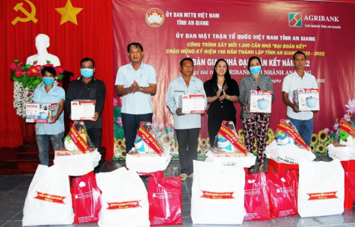 Bàn giao nhà Đại đoàn kết từ nguồn Agribank An Giang tài trợ cho hộ nghèo huyện Châu Phú