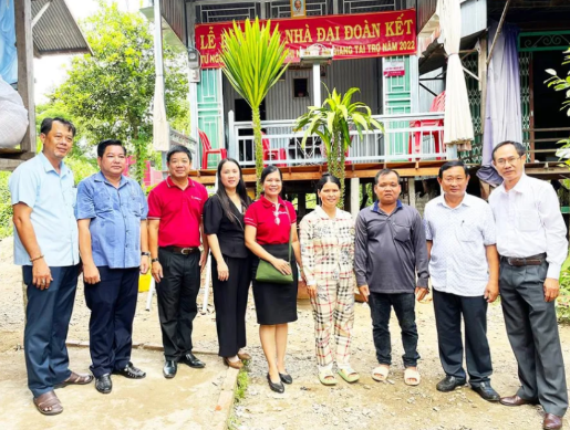 Bàn giao nhà Đại đoàn kết từ nguồn Agribank An Giang tài trợ cho hộ nghèo huyện Châu Phú