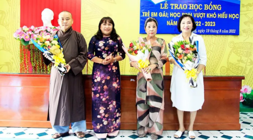 Trao học bổng cho học sinh vượt khó học giỏi ở phường Mỹ Long