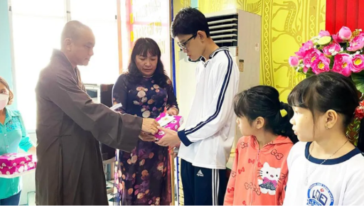 Trao học bổng cho học sinh vượt khó học giỏi ở phường Mỹ Long