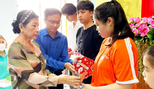 Trao học bổng cho học sinh vượt khó học giỏi ở phường Mỹ Long