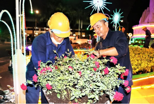 Công ty Cổ phần Môi trường đô thị An Giang làm sạch đẹp đường phố chào mừng kỷ niệm 134 năm Ngày sinh Bác Tôn