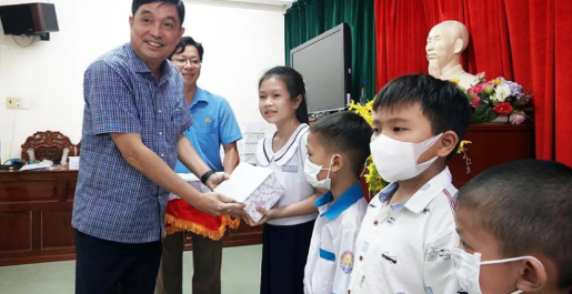 Liên đoàn Lao động TP. Long Xuyên trao Học bổng Tôn Đức Thắng và quà “Tiếp bước đến trường”