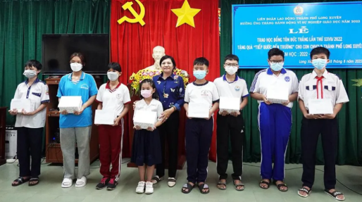 Liên đoàn Lao động TP. Long Xuyên trao Học bổng Tôn Đức Thắng và quà “Tiếp bước đến trường”