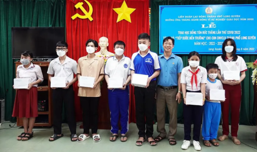 Liên đoàn Lao động TP. Long Xuyên trao Học bổng Tôn Đức Thắng và quà “Tiếp bước đến trường”