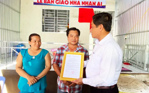 Bàn giao nhà Nhân ái và nhà Đại đoàn kết ở Mỹ Hòa Hưng