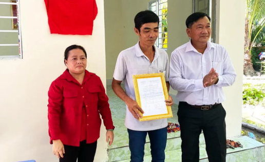 Bàn giao nhà Nhân ái và nhà Đại đoàn kết ở Mỹ Hòa Hưng