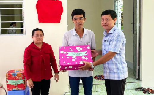 Bàn giao nhà Nhân ái và nhà Đại đoàn kết ở Mỹ Hòa Hưng