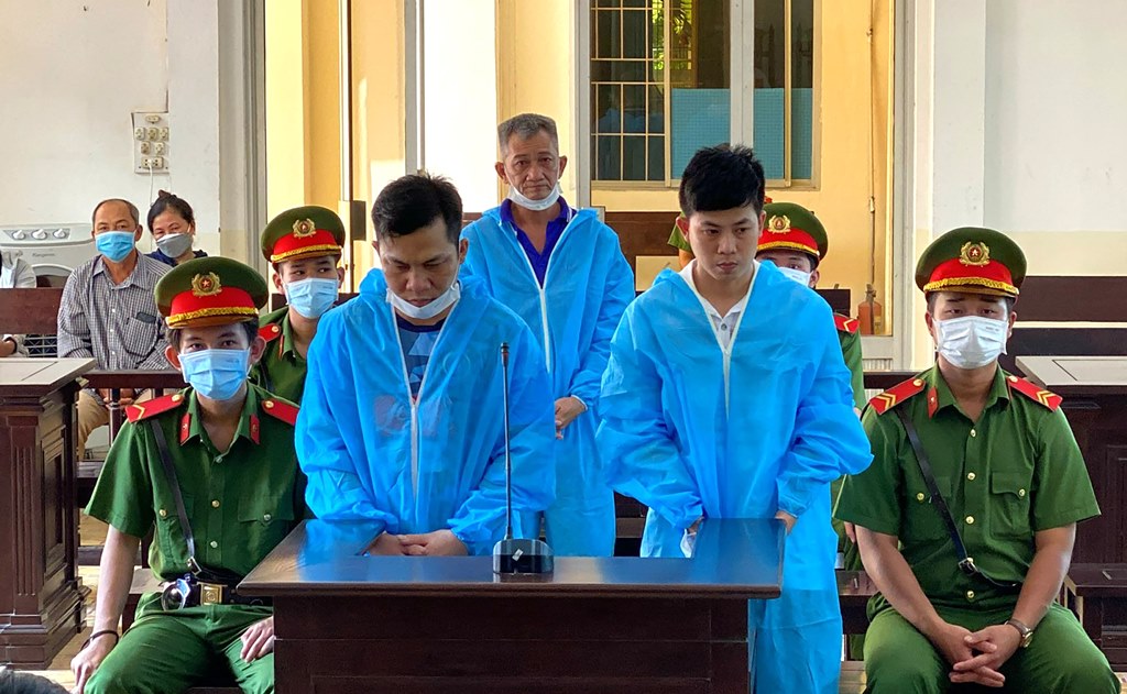 Cấu kết đưa người “vượt biên”