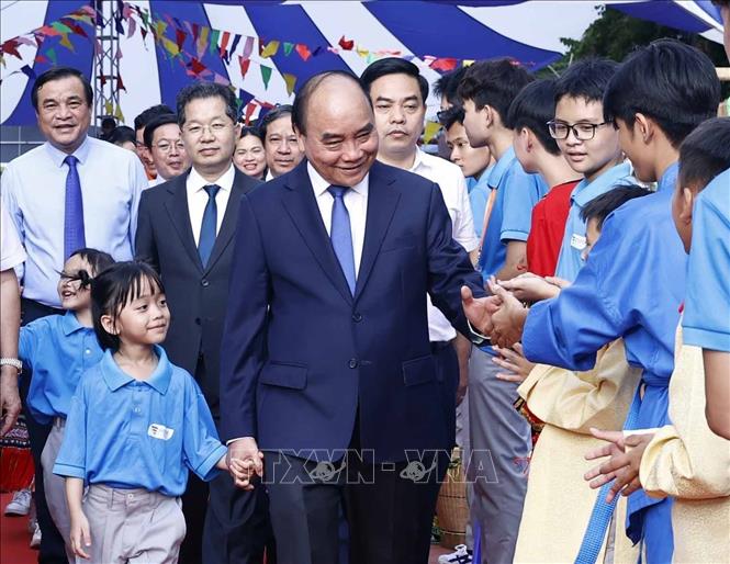 Chủ tịch nước dự 'Ngày hội tới trường' cùng các em nhỏ chịu mất mát do COVID-19