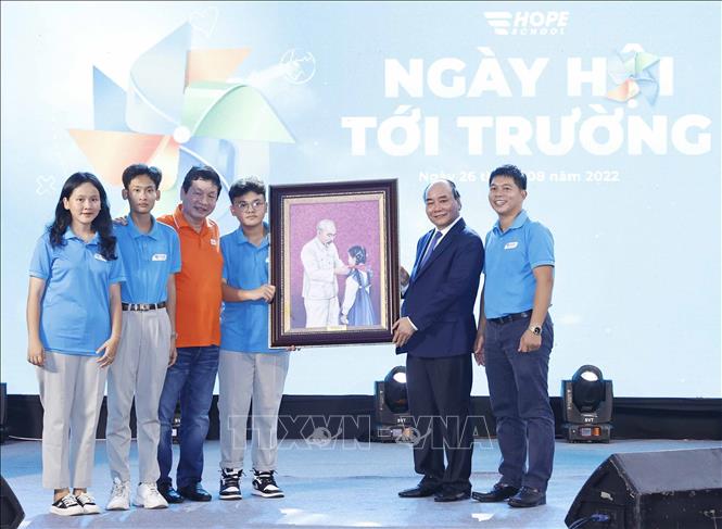 Chủ tịch nước dự 'Ngày hội tới trường' cùng các em nhỏ chịu mất mát do COVID-19