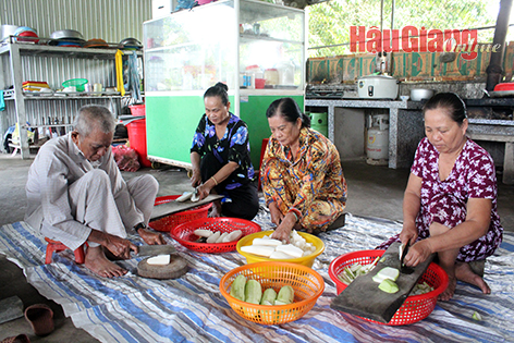 Hậu Giang: Những “đầu bếp” không chuyên và bữa ăn ấm tình người