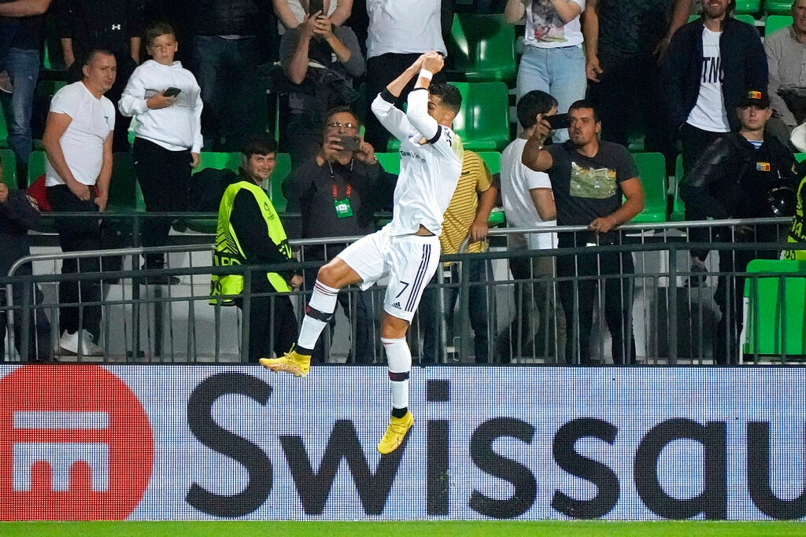 Ronaldo khai hỏa, MU thắng 'rửa mặt' ở Europa League