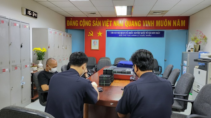 Phát hiện 1 triệu USD bị nhuộm đen ở sân bay Tân Sơn Nhất