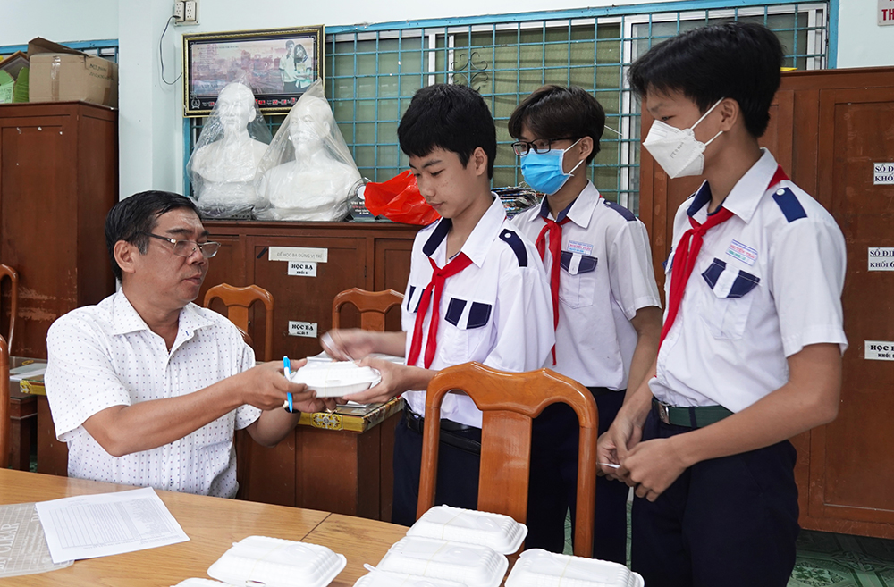 Ấm lòng bữa ăn sáng cùng học sinh có hoàn cảnh khó khăn ở Trường THCS Nguyễn Trãi