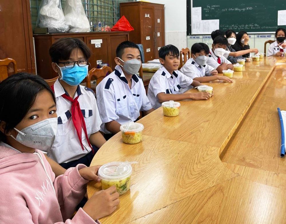 Ấm lòng bữa ăn sáng cùng học sinh có hoàn cảnh khó khăn ở Trường THCS Nguyễn Trãi