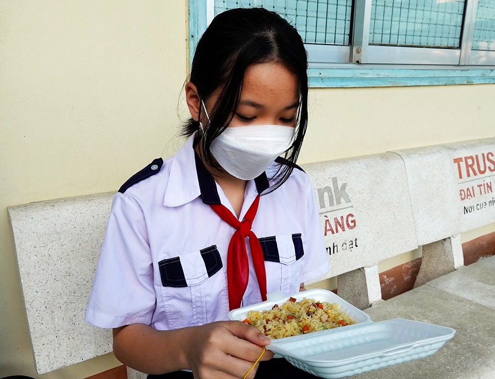 Ấm lòng bữa ăn sáng cùng học sinh có hoàn cảnh khó khăn ở Trường THCS Nguyễn Trãi