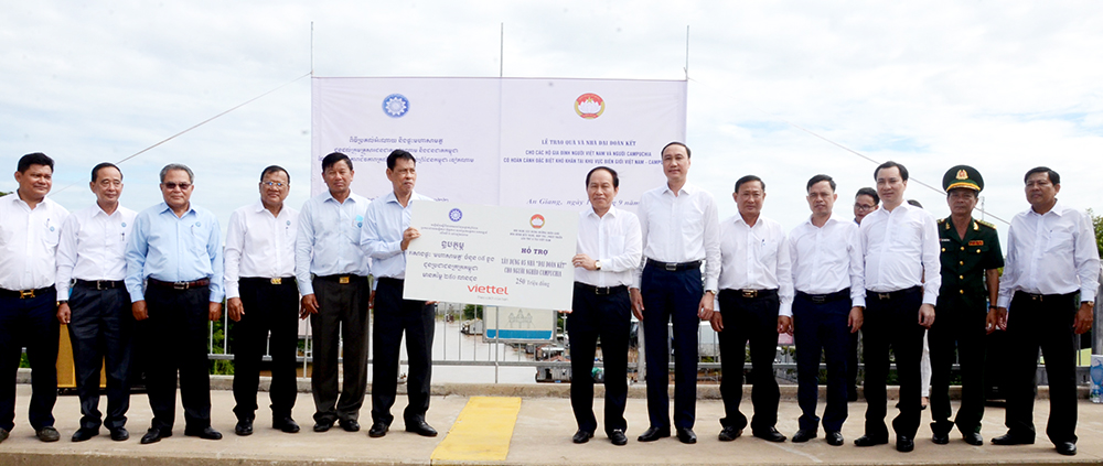 Trao 10 căn nhà Đại đoàn kết, 300 phần quà cho người dân khu vực biên giới Việt Nam - Campuchia