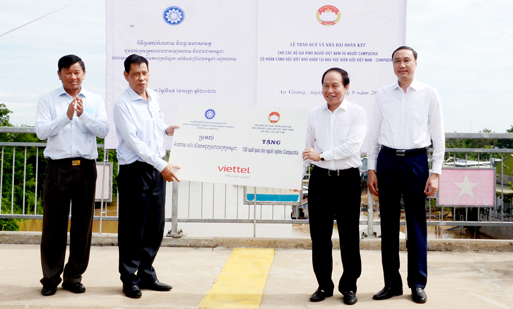 Trao 10 căn nhà Đại đoàn kết, 300 phần quà cho người dân khu vực biên giới Việt Nam - Campuchia