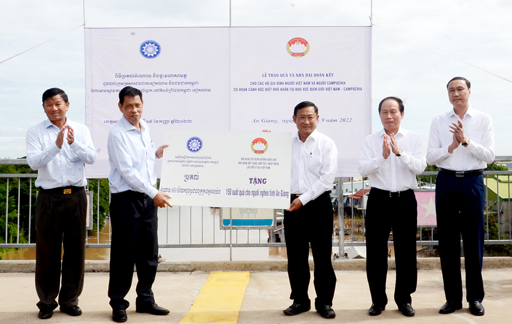 Trao 10 căn nhà Đại đoàn kết, 300 phần quà cho người dân khu vực biên giới Việt Nam - Campuchia