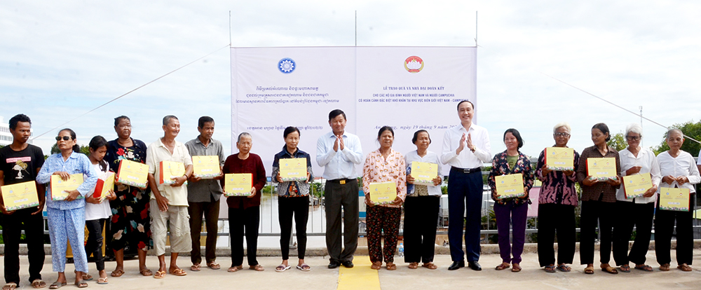 Trao 10 căn nhà Đại đoàn kết, 300 phần quà cho người dân khu vực biên giới Việt Nam - Campuchia