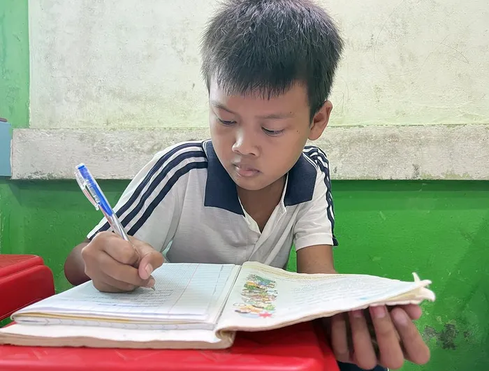 Cô giáo miền Tây 20 năm biến hiên nhà thành lớp học cho trẻ em nghèo