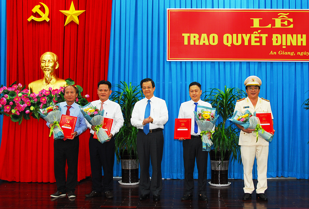 Ban Thường vụ Tỉnh ủy An Giang trao quyết định đối với 4 cán bộ
