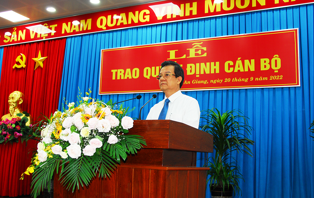 Ban Thường vụ Tỉnh ủy An Giang trao quyết định đối với 4 cán bộ