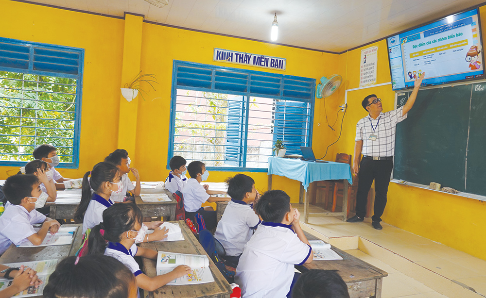 Thầy giáo đam mê thiết kế bài giảng điện tử