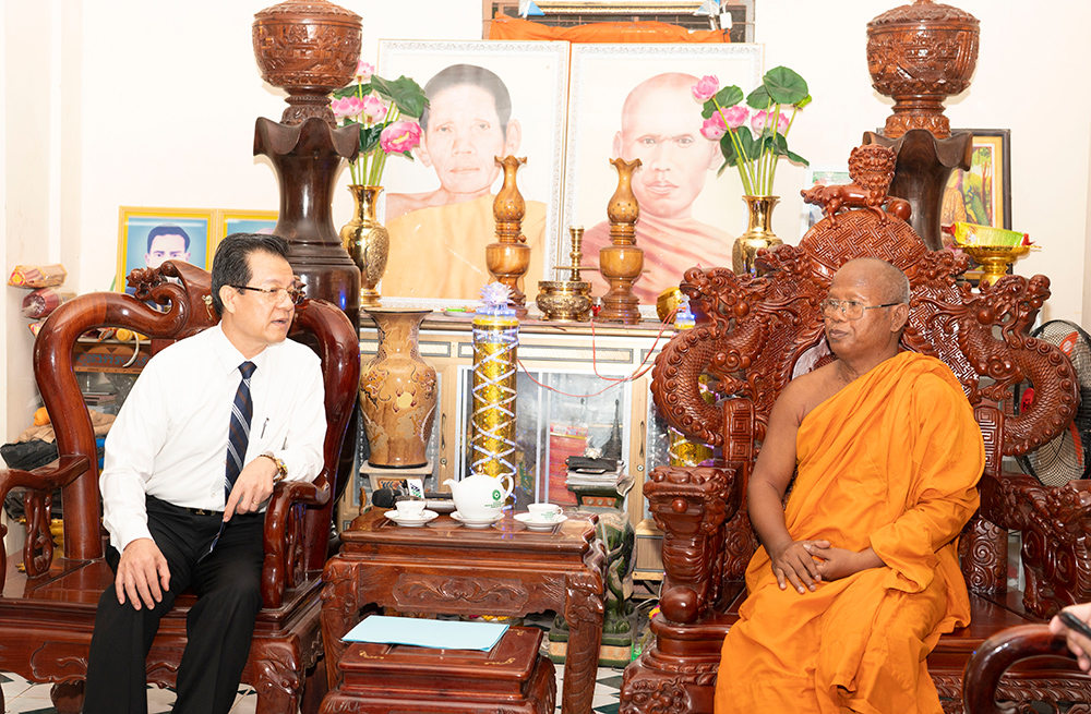 Bí thư Tỉnh ủy An Giang Lê Hồng Quang thăm và chúc mừng lễ Sen Dolta đồng bào dân tộc thiểu số Khmer tại huyện Tịnh Biên