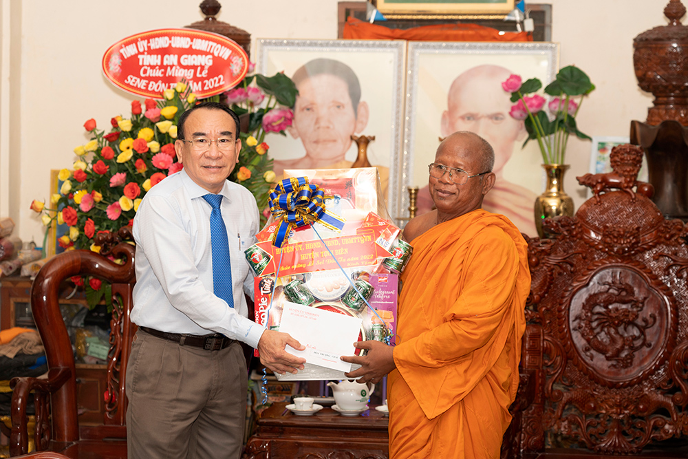Bí thư Tỉnh ủy An Giang Lê Hồng Quang thăm và chúc mừng lễ Sen Dolta đồng bào dân tộc thiểu số Khmer tại huyện Tịnh Biên