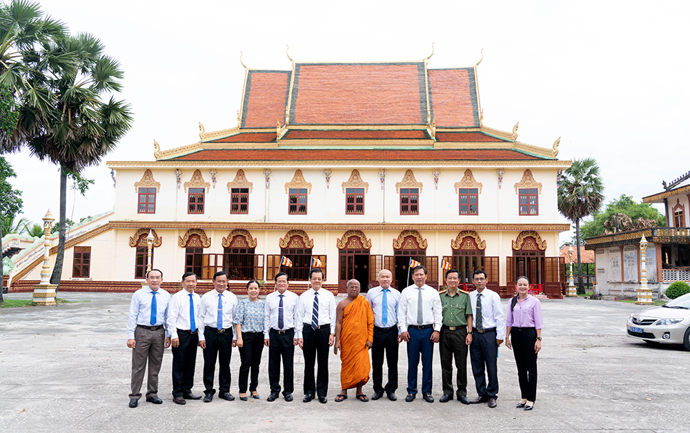 Bí thư Tỉnh ủy An Giang Lê Hồng Quang thăm và chúc mừng lễ Sen Dolta đồng bào dân tộc thiểu số Khmer tại huyện Tịnh Biên