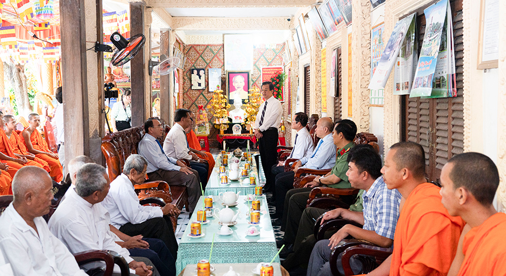 Bí thư Tỉnh ủy An Giang Lê Hồng Quang thăm và chúc mừng lễ Sen Dolta đồng bào dân tộc thiểu số Khmer tại huyện Tịnh Biên