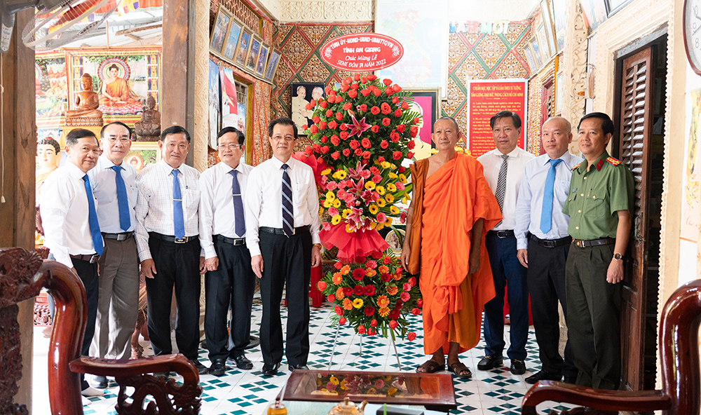 Bí thư Tỉnh ủy An Giang Lê Hồng Quang thăm và chúc mừng lễ Sen Dolta đồng bào dân tộc thiểu số Khmer tại huyện Tịnh Biên