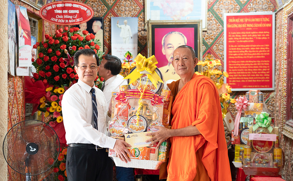 Bí thư Tỉnh ủy An Giang Lê Hồng Quang thăm và chúc mừng lễ Sen Dolta đồng bào dân tộc thiểu số Khmer tại huyện Tịnh Biên