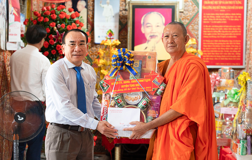 Bí thư Tỉnh ủy An Giang Lê Hồng Quang thăm và chúc mừng lễ Sen Dolta đồng bào dân tộc thiểu số Khmer tại huyện Tịnh Biên