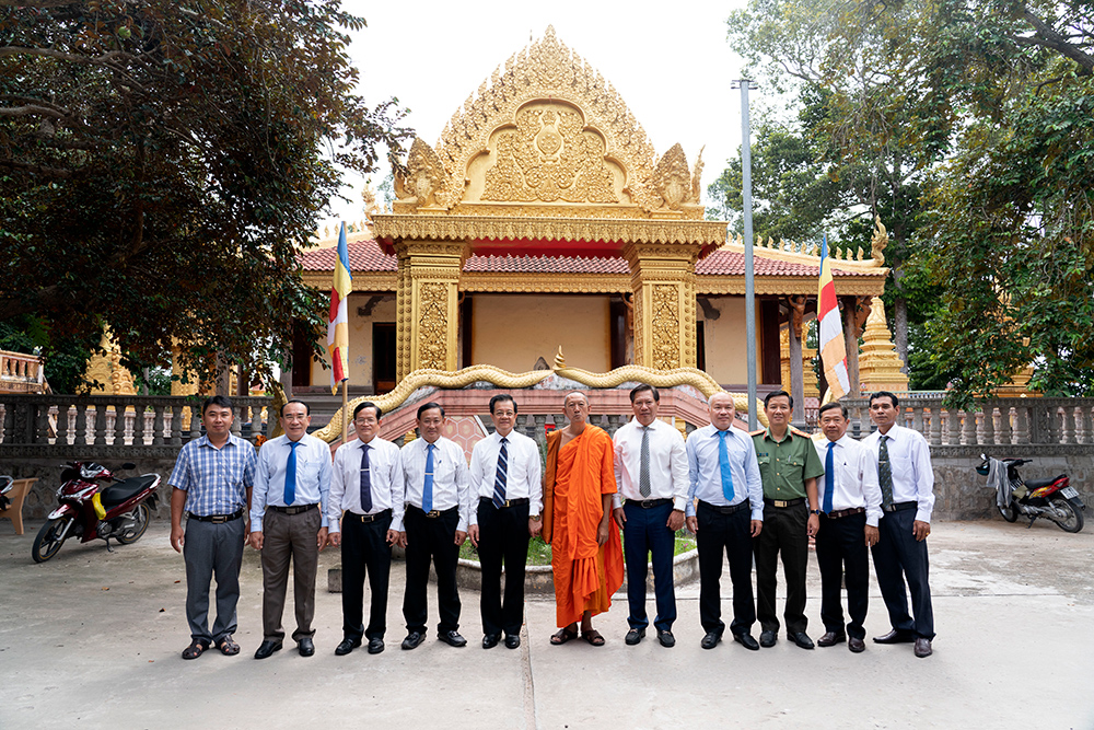 Bí thư Tỉnh ủy An Giang Lê Hồng Quang thăm và chúc mừng lễ Sen Dolta đồng bào dân tộc thiểu số Khmer tại huyện Tịnh Biên