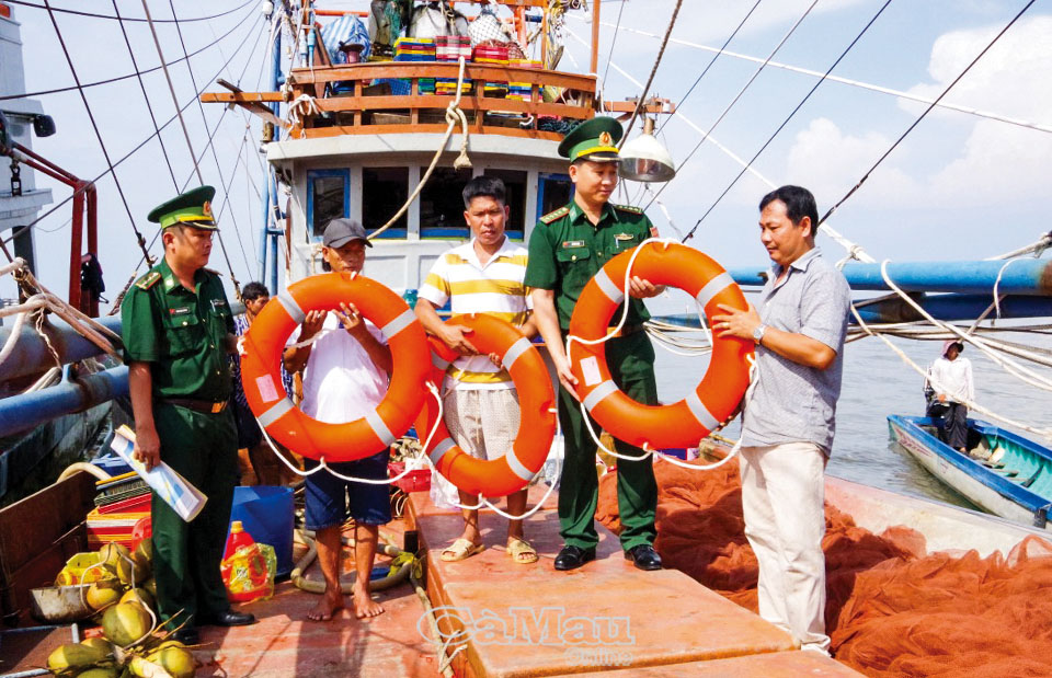 Có anh biên phòng, ấm lòng dân ven biển