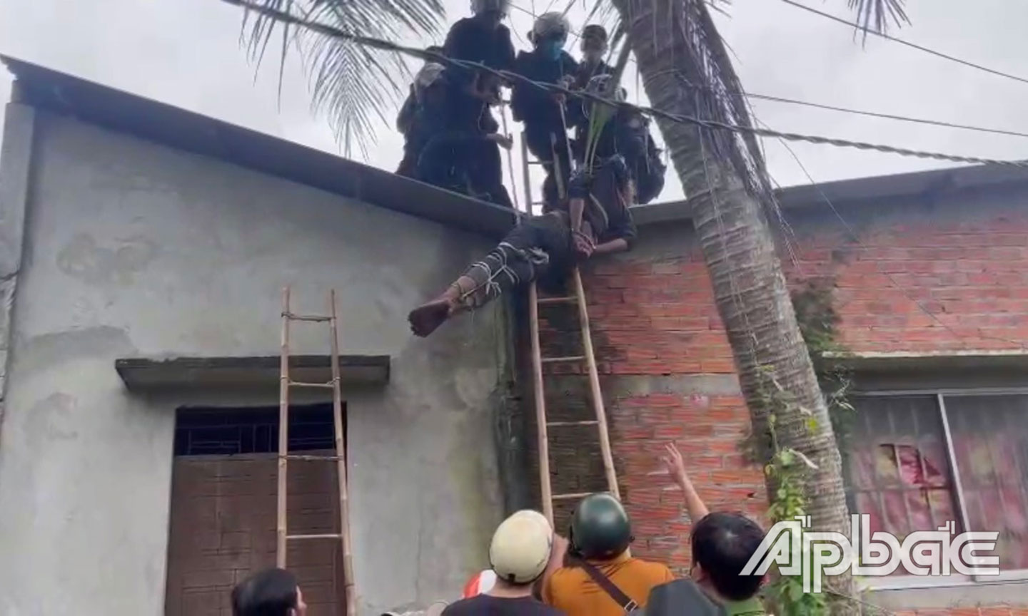 Tiên Giang: Bắt giữ 1 đối tượng "ngáo đá" cố thủ trên nóc nhà