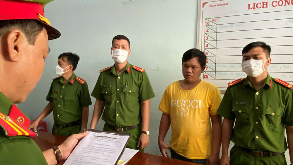 Khởi tố bắt tạm giam đối tượng sử dụng tài liệu giả