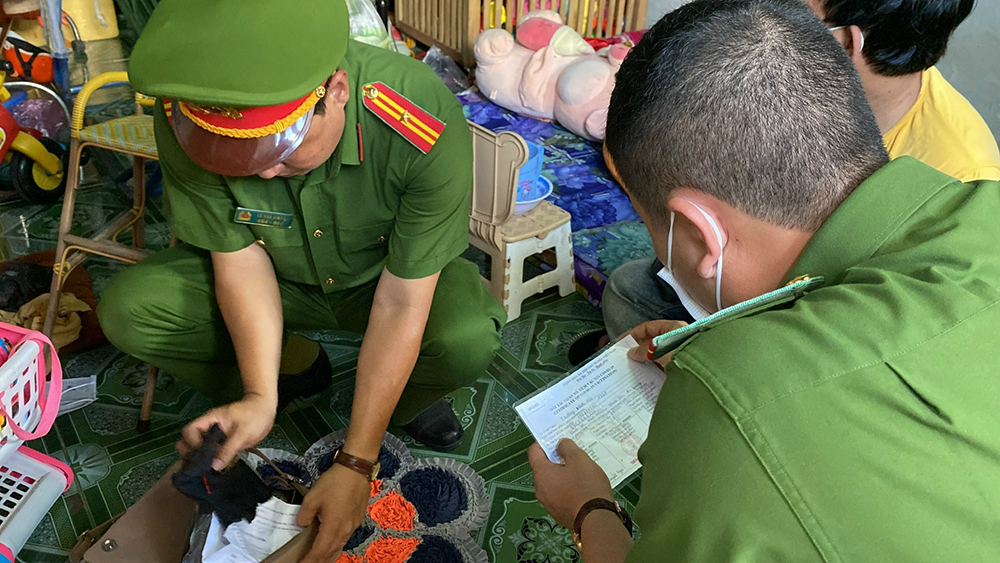 Khởi tố bắt tạm giam đối tượng sử dụng tài liệu giả