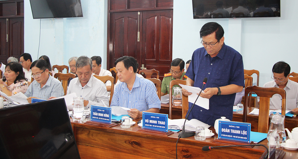 Phó Chủ tịch UBND tỉnh An Giang Trần Anh Thư kiểm tra tiến độ xây dựng nông thôn mới ở Chợ Mới
