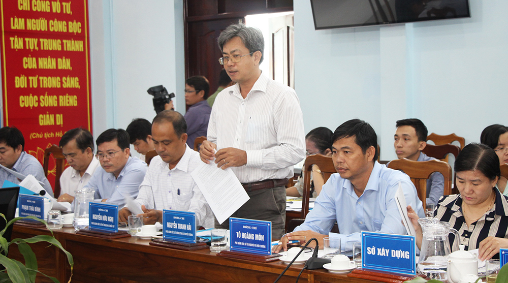 Phó Chủ tịch UBND tỉnh An Giang Trần Anh Thư kiểm tra tiến độ xây dựng nông thôn mới ở Chợ Mới