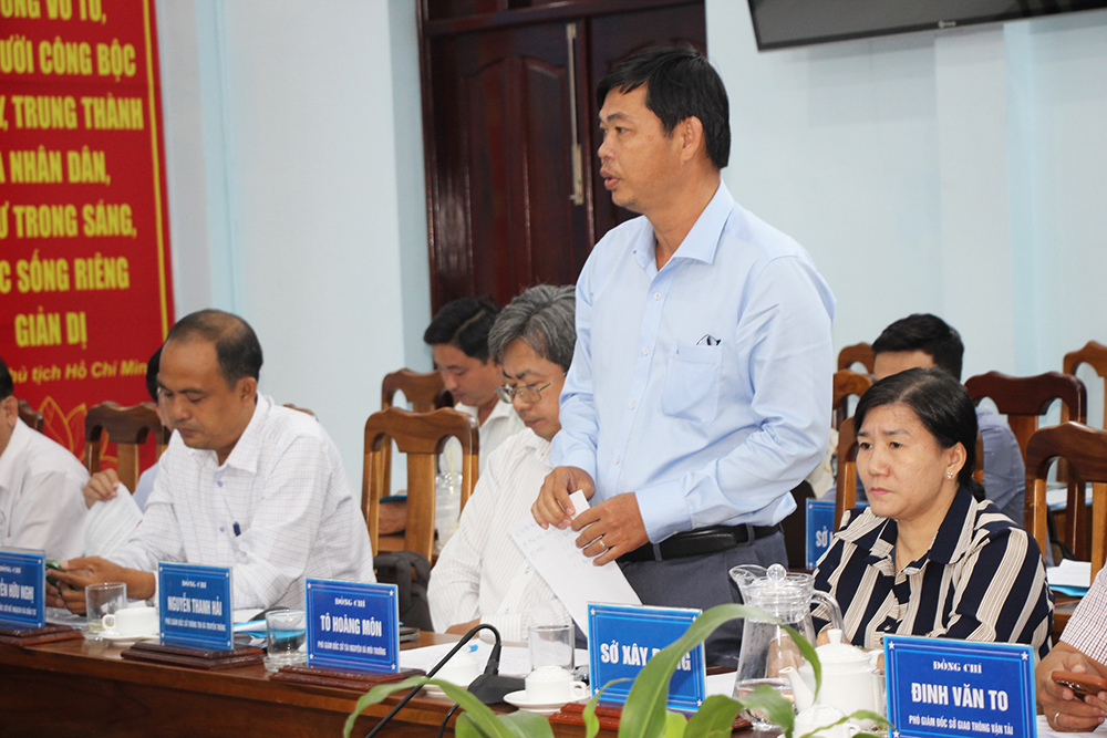Phó Chủ tịch UBND tỉnh An Giang Trần Anh Thư kiểm tra tiến độ xây dựng nông thôn mới ở Chợ Mới