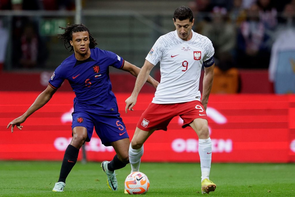Lewandowski mờ nhạt, Ba Lan phơi áo trước Hà Lan
