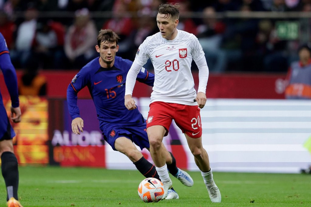 Lewandowski mờ nhạt, Ba Lan phơi áo trước Hà Lan