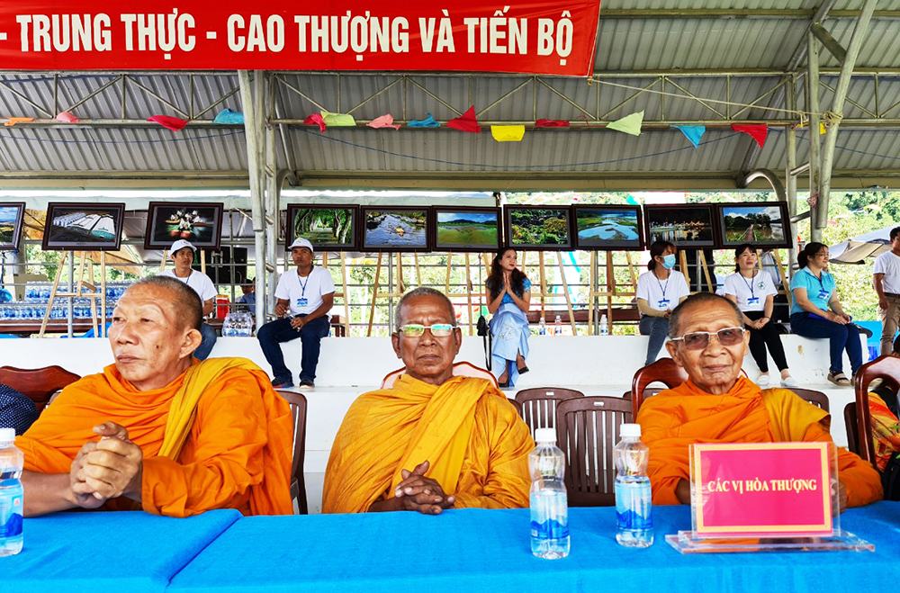 Trải nghiệm dù lượn dịp lễ Sene Dolta